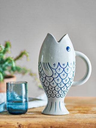 Kan Eimy blauw aardewerk van Bloomingville, in een gestileerde productopstelling