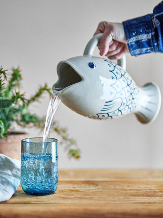 Kan Eimy blauw aardewerk van Bloomingville, geplaatst in een ruimtelijke woonomgeving