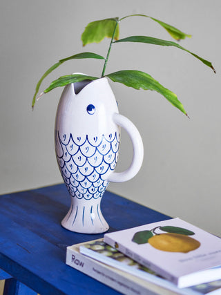 Kan Eimy blauw aardewerk van Bloomingville, toegepast in een stijlvolle woonkamer