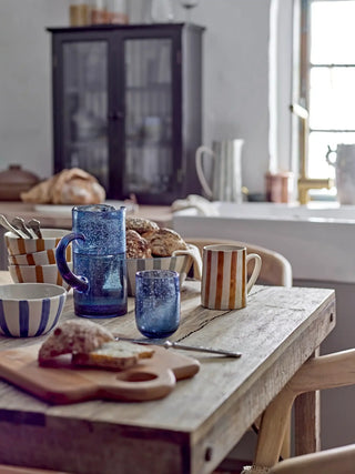 Kan glas blauw tabby 1,1L van Bloomingville, in een gestileerde detailopstelling