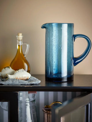 Kan glas blauw tabby 1,1L van Bloomingville, toegepast in een sfeervolle interieursetting