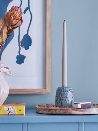 Kandelaar aardewerk blauw Samsin van Bloomingville, toegepast in een sfeervolle interieursetting