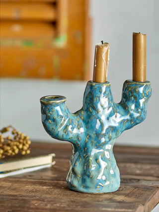 Kandelaar aardewerk blauw Tahoka 19cm van Bloomingville, in een gestileerde detailopstelling