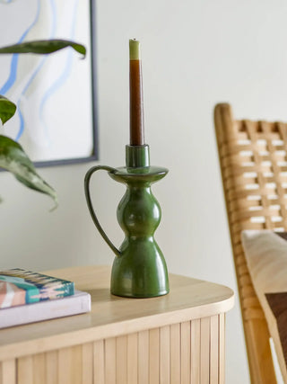Kandelaar aardewerk groen Fija 22cm van Bloomingville, toegepast in een sfeervolle interieursetting