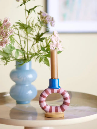 Kandelaar aardewerk Tacana roze 12cm van Bloomingville, toegepast in een sfeervolle interieursetting