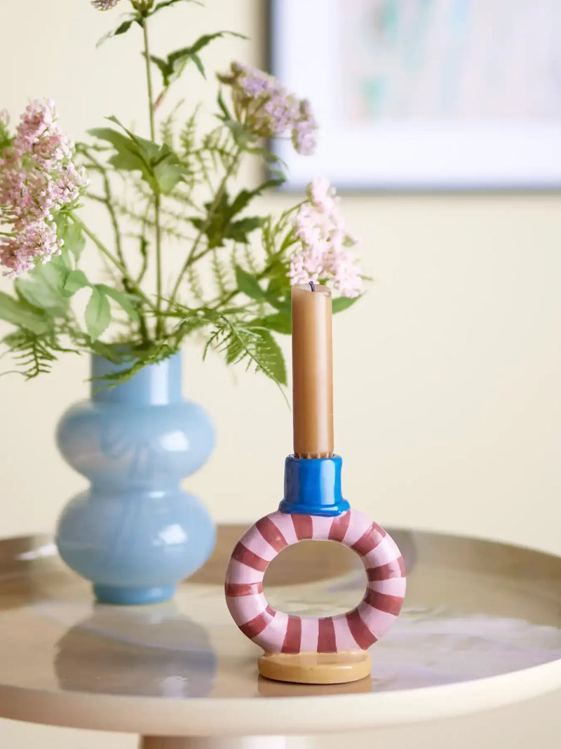 Kandelaar aardewerk Tacana roze 12cm van Bloomingville, toegepast in een sfeervolle interieursetting