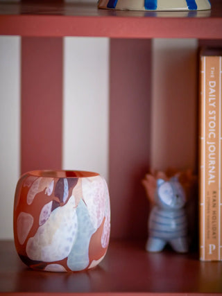 Kandelaar gerecycled glas roze Karan 9cm van Bloomingville, in een gestileerde detailopstelling