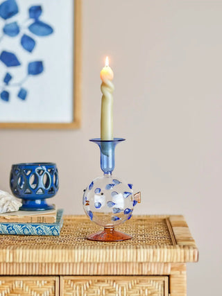 Kandelaar glas blauw Phila 11cm van Bloomingville, toegepast in een sfeervolle interieursetting