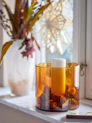 Kandelaar glas bruin Kahlah 19cm van Bloomingville, toegepast in een sfeervolle interieursetting