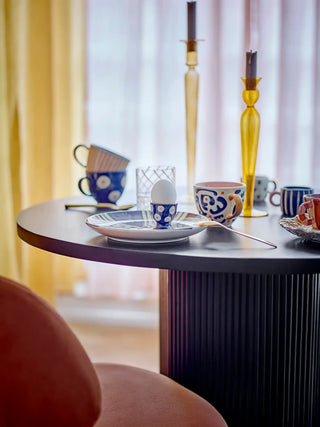 Kandelaar glas geel Dara 27cm van Bloomingville, toegepast in een sfeervolle interieursetting