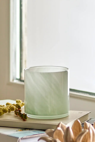 Kandelaar glas groen Sakkara 8cm van Bloomingville, toegepast in een sfeervolle interieursetting