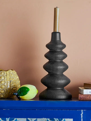 Kandelaar grenenhout zwart Ari 27cm van Bloomingville, toegepast in een sfeervolle interieursetting
