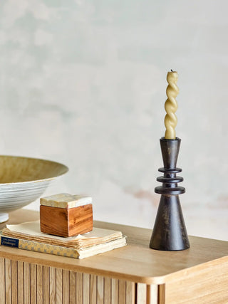 Kandelaar mango hout zwart Armel 20cm van Bloomingville, toegepast in een sfeervolle interieursetting