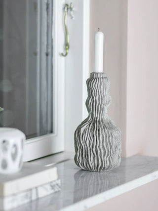 Kandelaar polyresin grijs Briar 24cm van Bloomingville, toegepast in een sfeervolle interieursetting