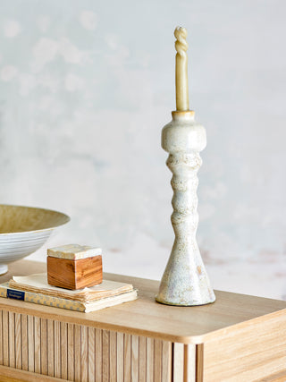 Kandelaar terracotta wit Bancroft 33cm van Bloomingville, toegepast in een sfeervolle interieursetting