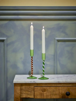 Kandelaars glas groen Swirlie - set van 2 van Bloomingville, toegepast in een sfeervolle interieursetting