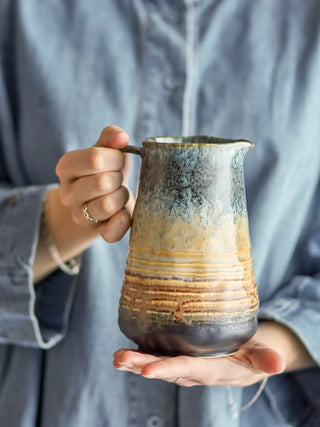 Karaf aardewerk blauw Deana 0,9L van Bloomingville, toegepast in een sfeervolle interieursetting