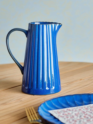 Karaf aardewerk blauw Latina 1,2L van Bloomingville, toegepast in een sfeervolle interieursetting