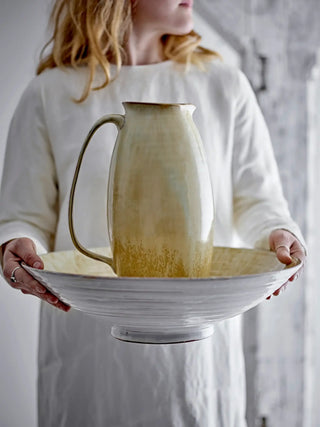 Karaf aardewerk geel Saskia 3,6L van Bloomingville, toegepast in een sfeervolle interieursetting
