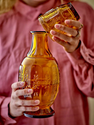 Karafset glas bruin Theon 1,1L van Bloomingville, in een gestileerde detailopstelling