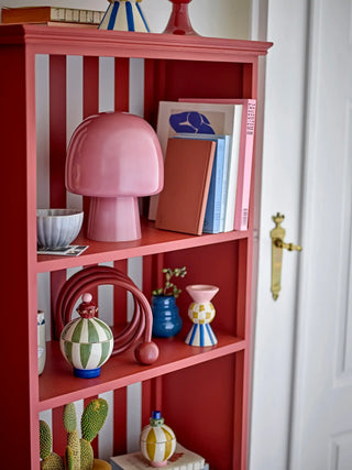 Kast rood Sasha 151cm van Bloomingville, toegepast in een sfeervolle interieursetting