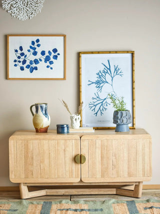 Kast rubberwood naturel Serrone 120cm van Bloomingville, toegepast in een sfeervolle interieursetting