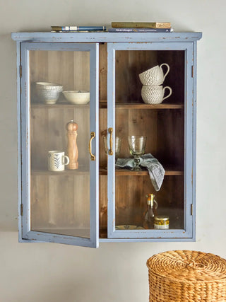 Kast vurenhout blauw Hazem 81cm van Bloomingville, toegepast in een sfeervolle interieursetting