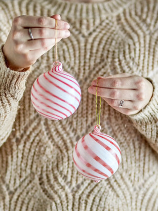 Kerstbal glas rood Zwirl - 2 stuks van Bloomingville, toegepast in een sfeervolle interieursetting