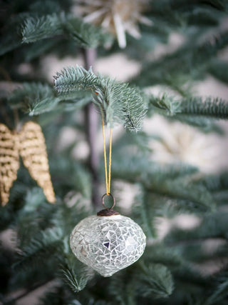 Kerstbal glas wit Nadine van Bloomingville, toegepast in een sfeervolle interieursetting