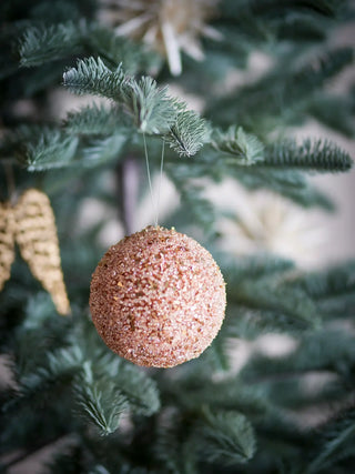 Kerstbal goud Nicolet 9cm van Bloomingville, toegepast in een sfeervolle interieursetting