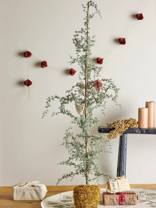 Kerstboom groen Vita 150cm van Bloomingville, toegepast in een sfeervolle interieursetting