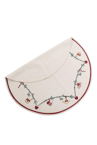 Kerstboom kleed katoen rood Yule 110cm van Bloomingville, schuin bekeken met vorm en afwerking zichtbaar