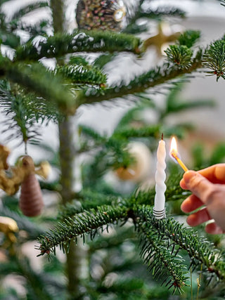 Kerstboomkaarsjes 11cm wit - 12 stuks van Bloomingville, toegepast in een sfeervolle interieursetting