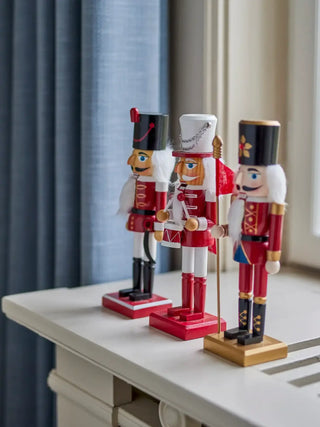 Kerstfiguren grenenhout rood Darren - set van 3 van Bloomingville, toegepast in een sfeervolle interieursetting