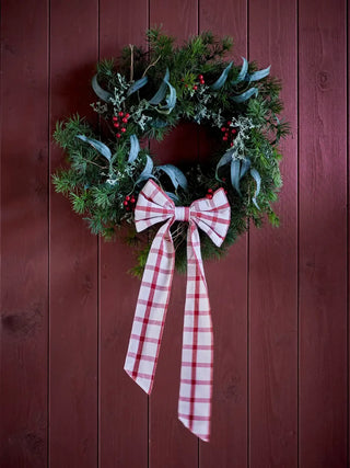Kerstkrans kunststof groen 60cm van Bloomingville, in een gestileerde detailopstelling