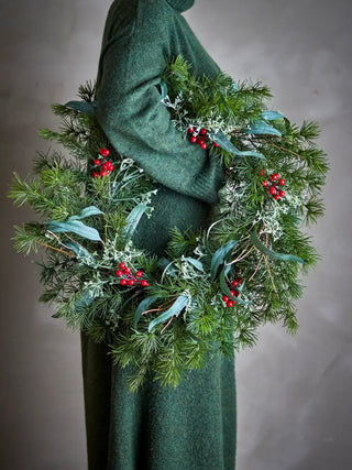 Kerstkrans kunststof groen 60cm van Bloomingville, toegepast in een sfeervolle interieursetting
