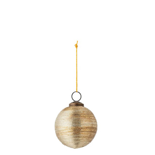 Kerstornament glas goud Nitin 7cm van Bloomingville, als gouden glazen kerstbal op een witte achtergrond
