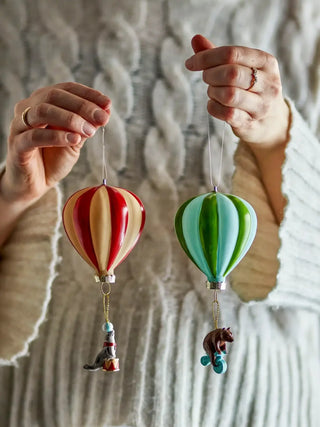 Kerstornament glas multi Hettie - set van 2 van Bloomingville, in de hand gehouden met rood en groen dessin zichtbaar