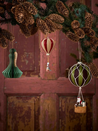 Kerstornament glas multi Hettie - set van 2 van Bloomingville, hangend tegen een warme houten achtergrond