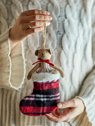 Kerstornament katoen rood Noella 20cm van Bloomingville, in de hand gehouden met de stoffen details zichtbaar