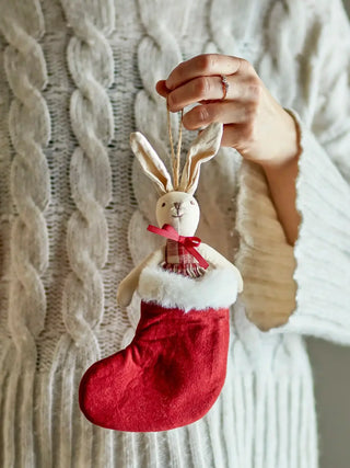Kerstornament konijn rood Noella 26cm van Bloomingville, in de hand gehouden met het zachte konijn zichtbaar