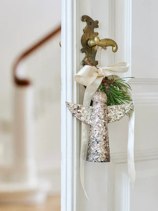 Kerstornament metaal goud Sarika 17cm van Bloomingville, toegepast in een sfeervolle interieursetting
