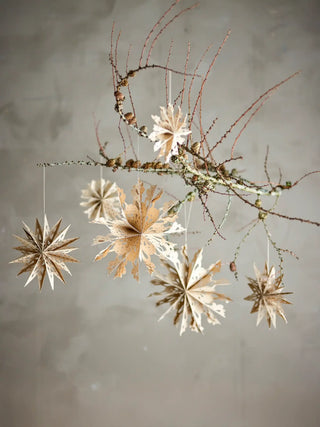 Kerstornament papier nature - 6 stuks van Bloomingville, toegepast in een sfeervolle interieursetting