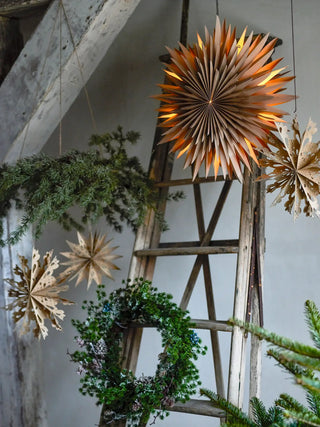 Kerstornament papier nature - 6 stuks van Bloomingville, geplaatst in een ruimtelijke woonomgeving