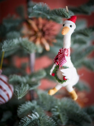 Kerstornament wol wit Arlo 22cm van Bloomingville, toegepast in een sfeervolle interieursetting