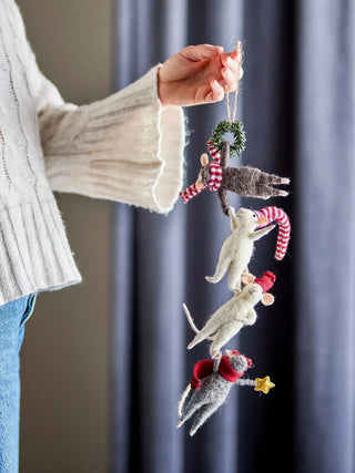Kerstornament wol wit Peo 40cm van Bloomingville, toegepast in een sfeervolle interieursetting
