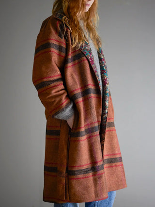 Kimono jas upcycled bruin rieti van Bloomingville, in een gestileerde detailopstelling