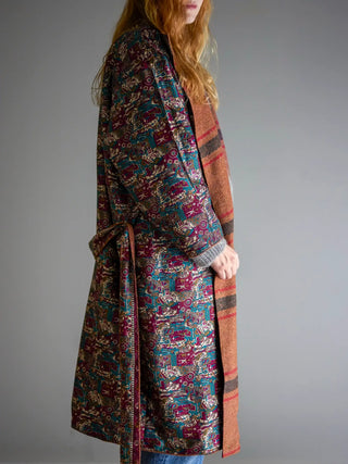 Kimono jas upcycled bruin rieti van Bloomingville, toegepast in een sfeervolle interieursetting