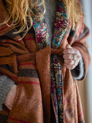 Kimono jas upcycled bruin rieti van Bloomingville, in een gestileerde productopstelling
