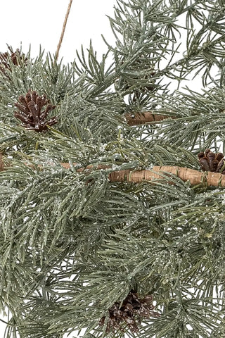 Krans groen Cedar 70cm van Bloomingville, in een gestileerde detailopstelling